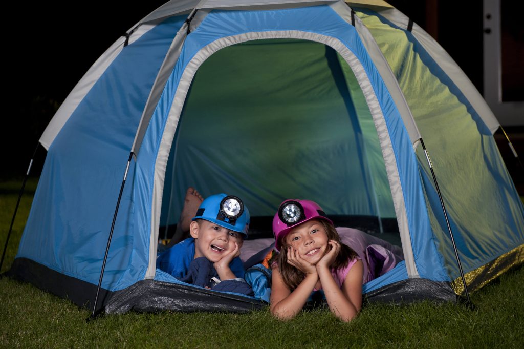 Crianças acampando
